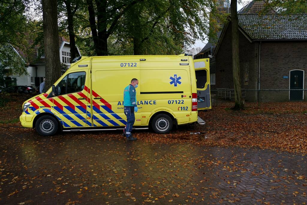 Fietser door bladeren op de weg onderuit gegaan