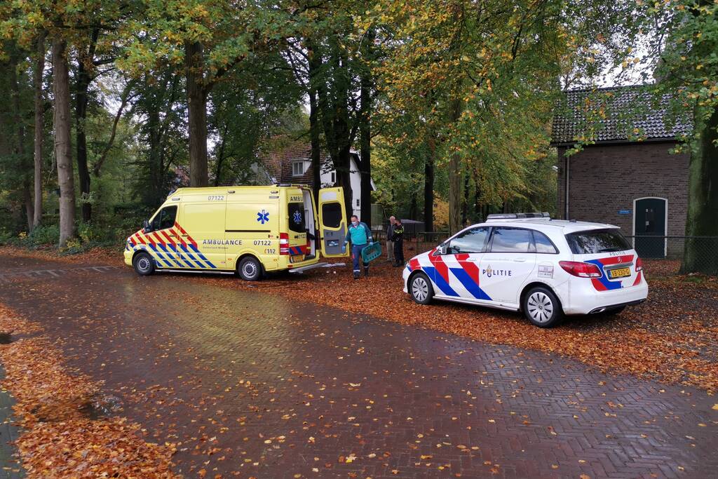Fietser door bladeren op de weg onderuit gegaan