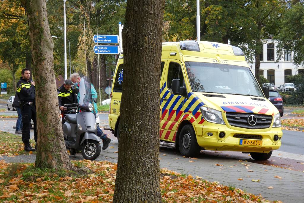 Scooterrijder aangereden op rotonde
