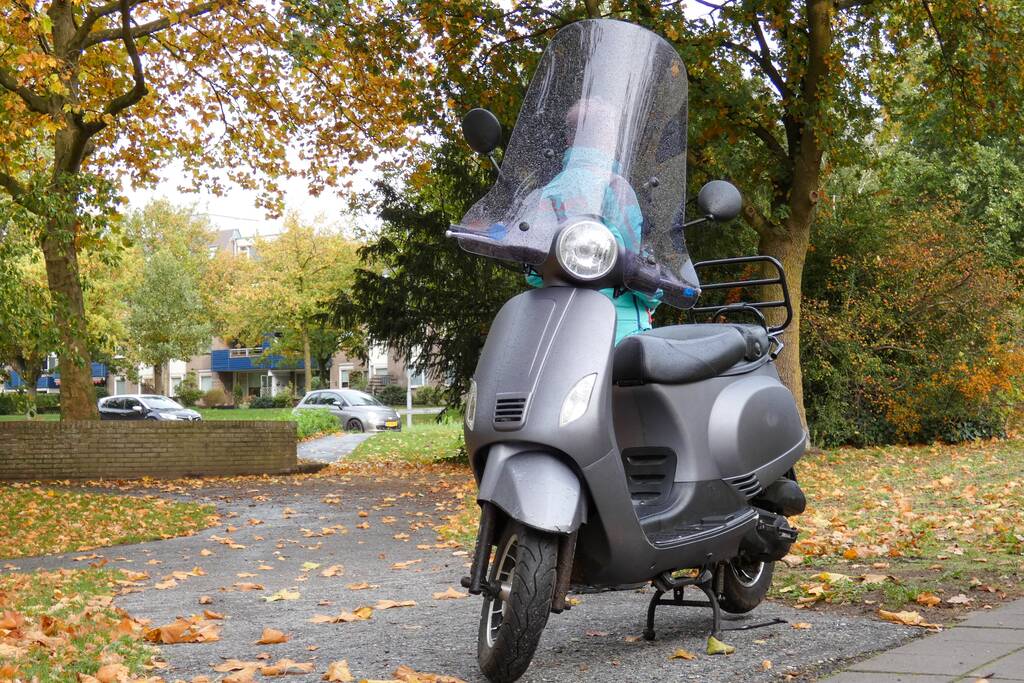 Scooterrijder aangereden op rotonde