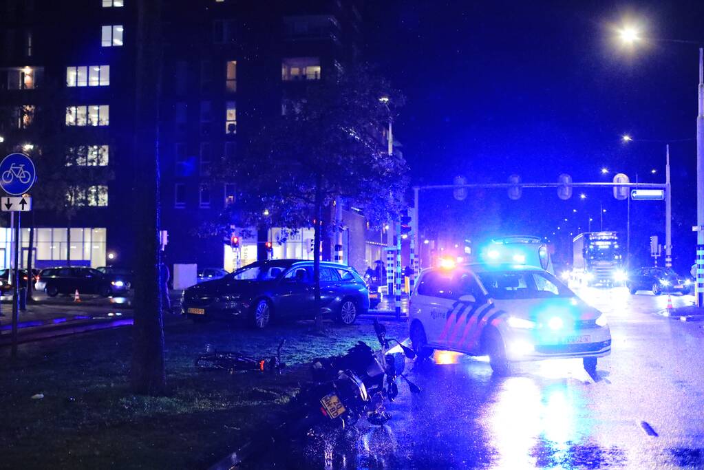 Twee gewonden bij aanrijding tussen motor en fiets