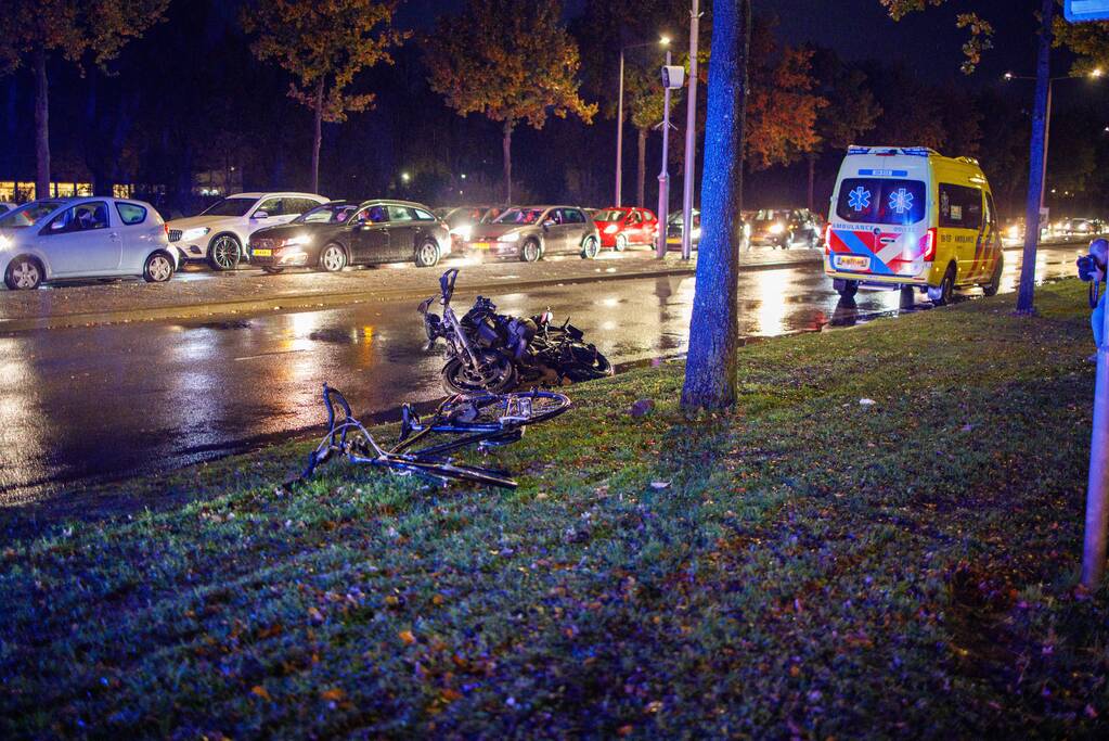 Twee gewonden bij aanrijding tussen motor en fiets