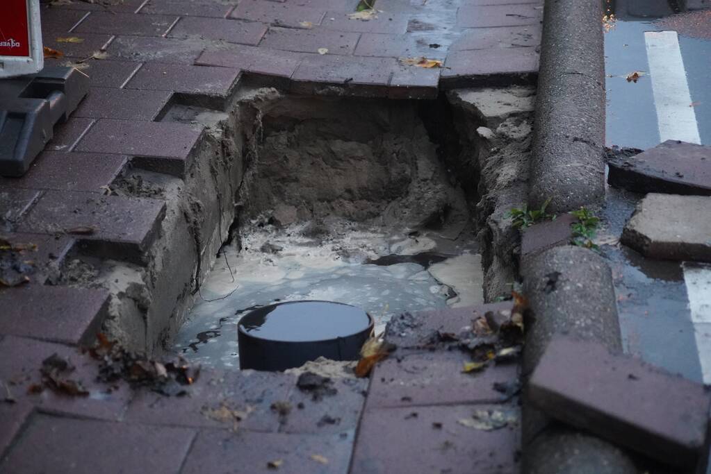 Flink gat in fietspad ontstaan