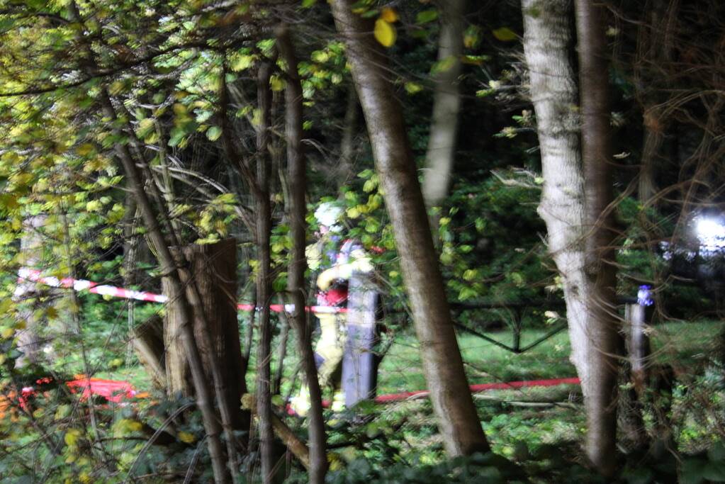 Brand in schuur in bos