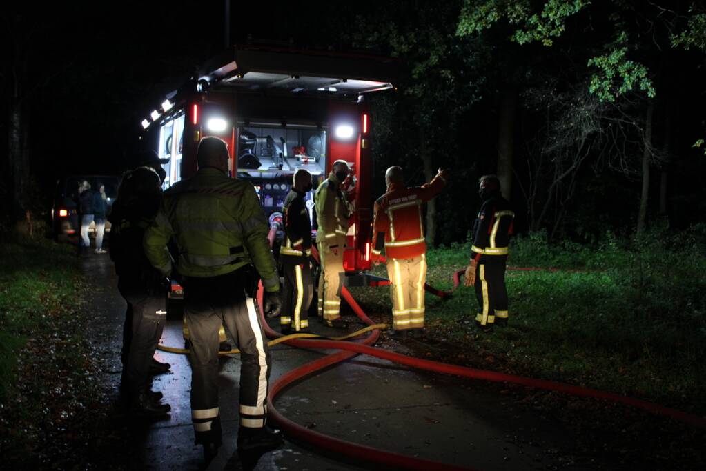 Brand in schuur in bos