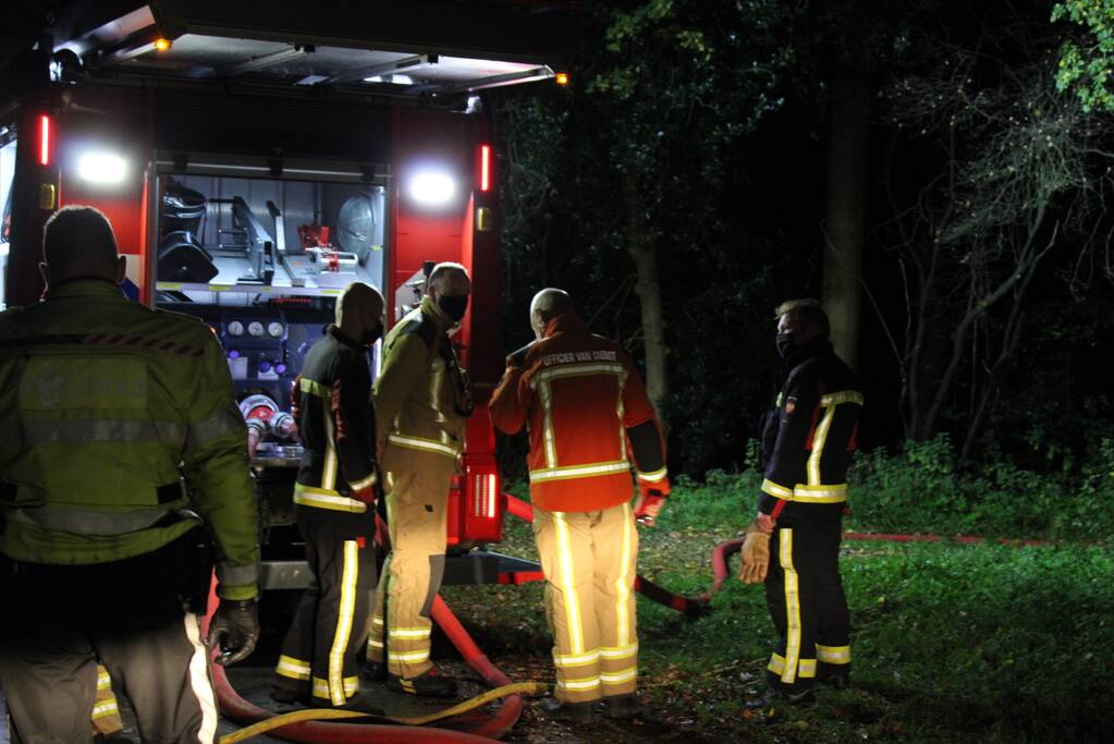 Brand in schuur in bos