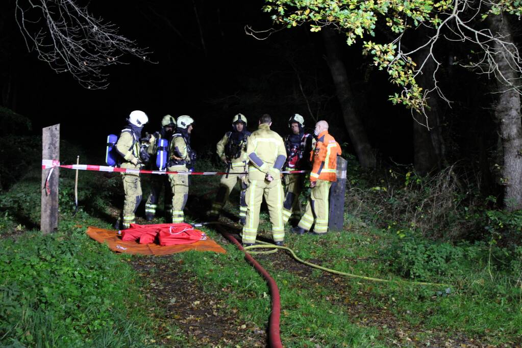 Brand in schuur in bos