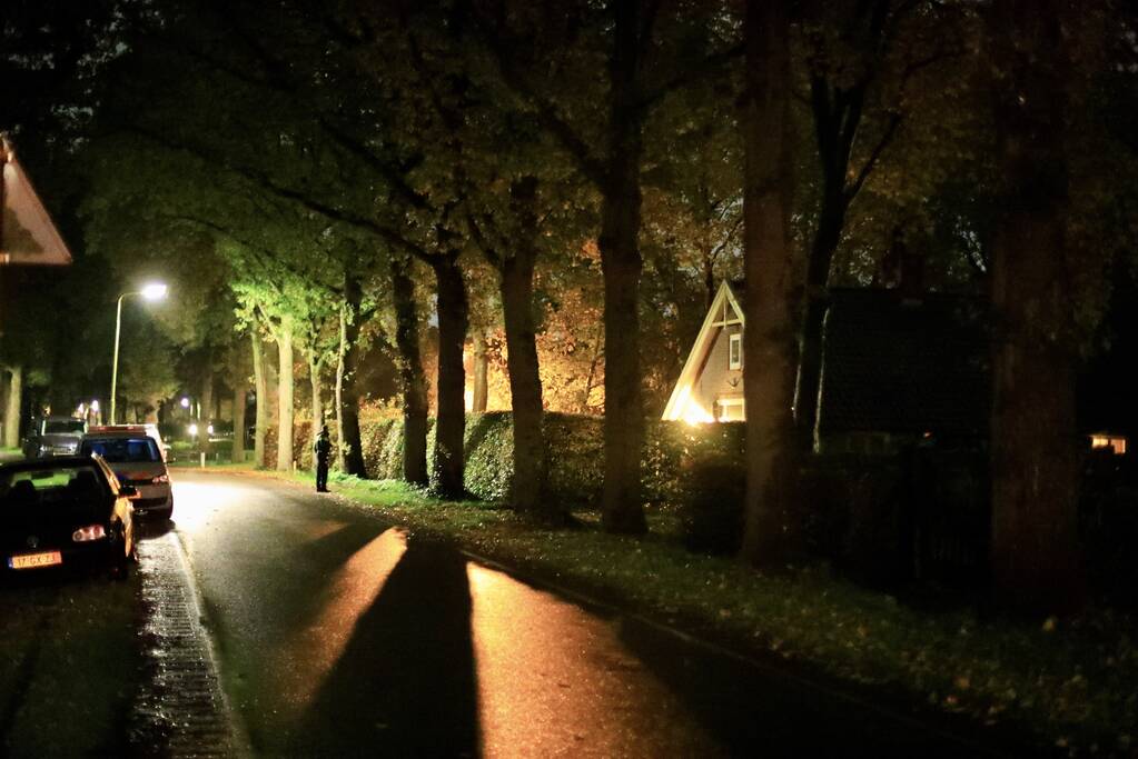 Man met verward gedrag op dak van woning