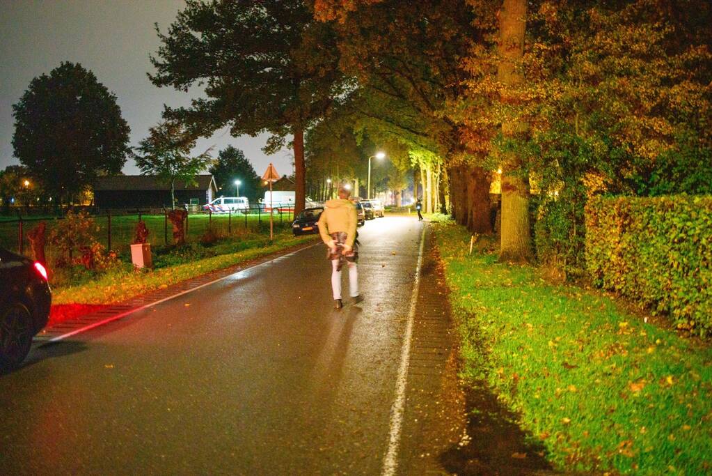 Man met verward gedrag op dak van woning