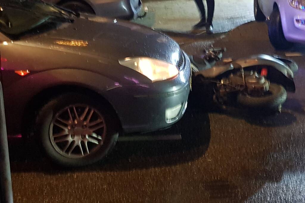 Scooterrijder ten val na aanrijding met auto