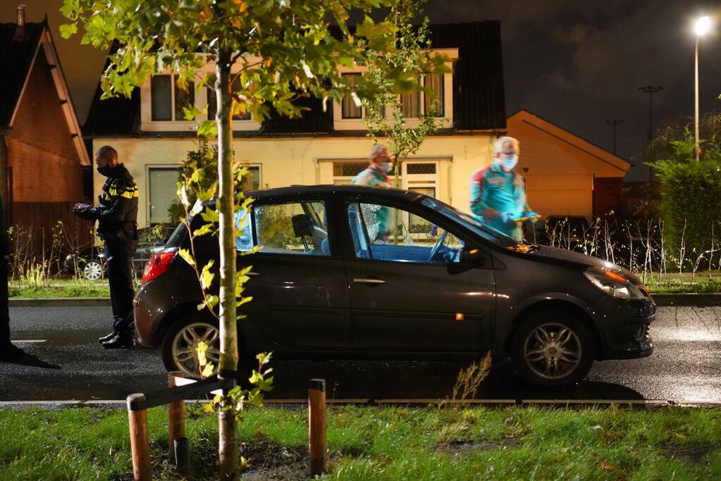 Ruiten van auto ingeslagen nadat bestuurder niet reageert