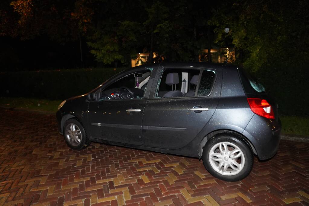 Ruiten van auto ingeslagen nadat bestuurder niet reageert