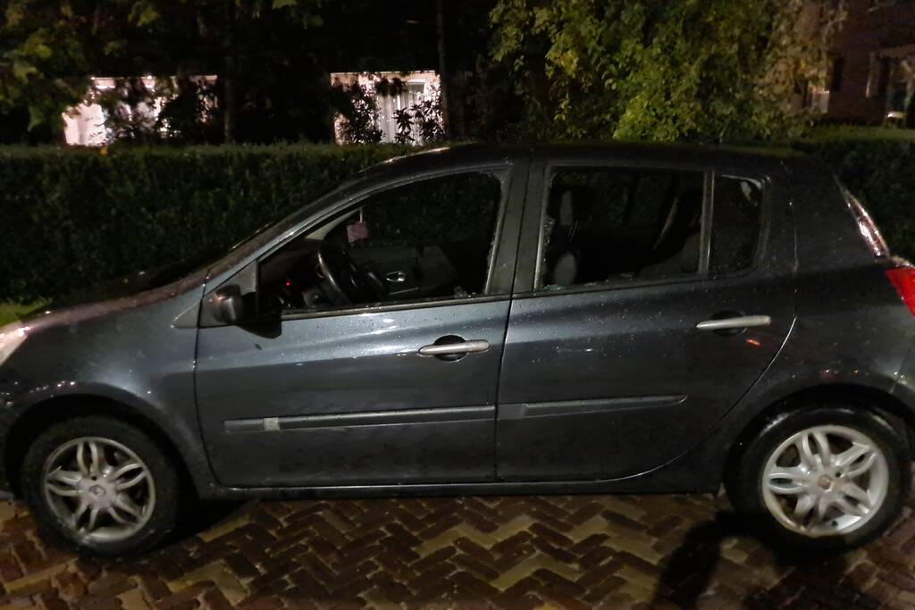 Ruiten van auto ingeslagen nadat bestuurder niet reageert