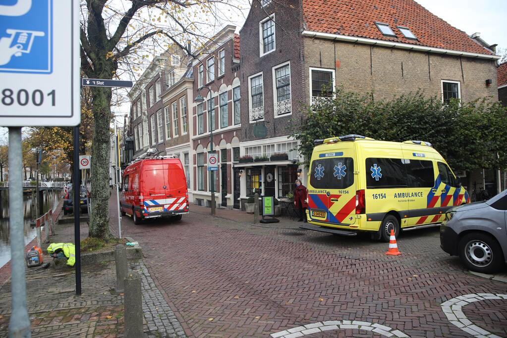 Bouwvakker valt van boot het water in