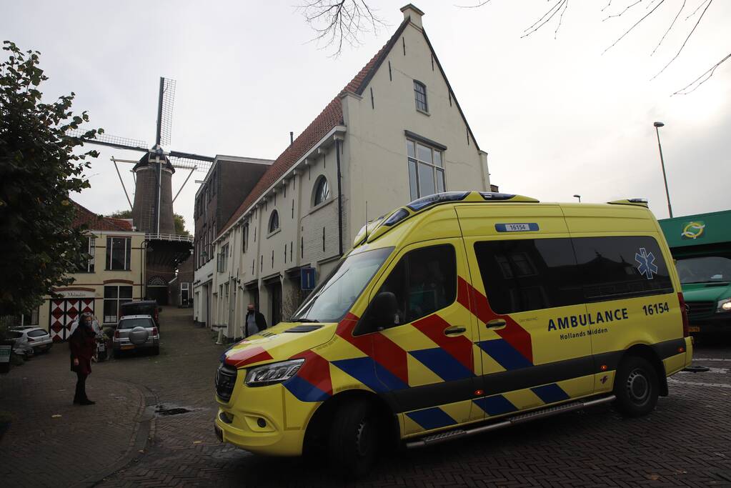 Bouwvakker valt van boot het water in