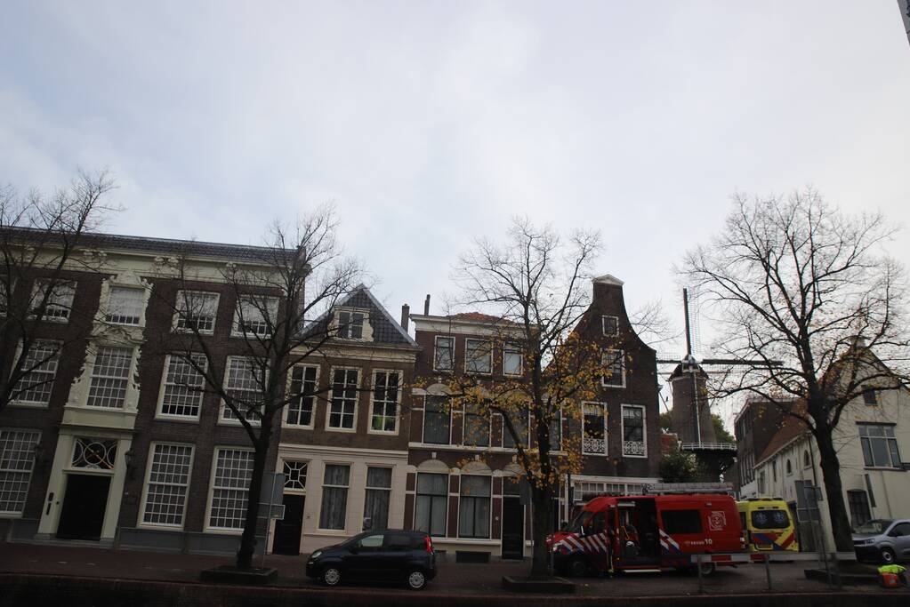 Bouwvakker valt van boot het water in