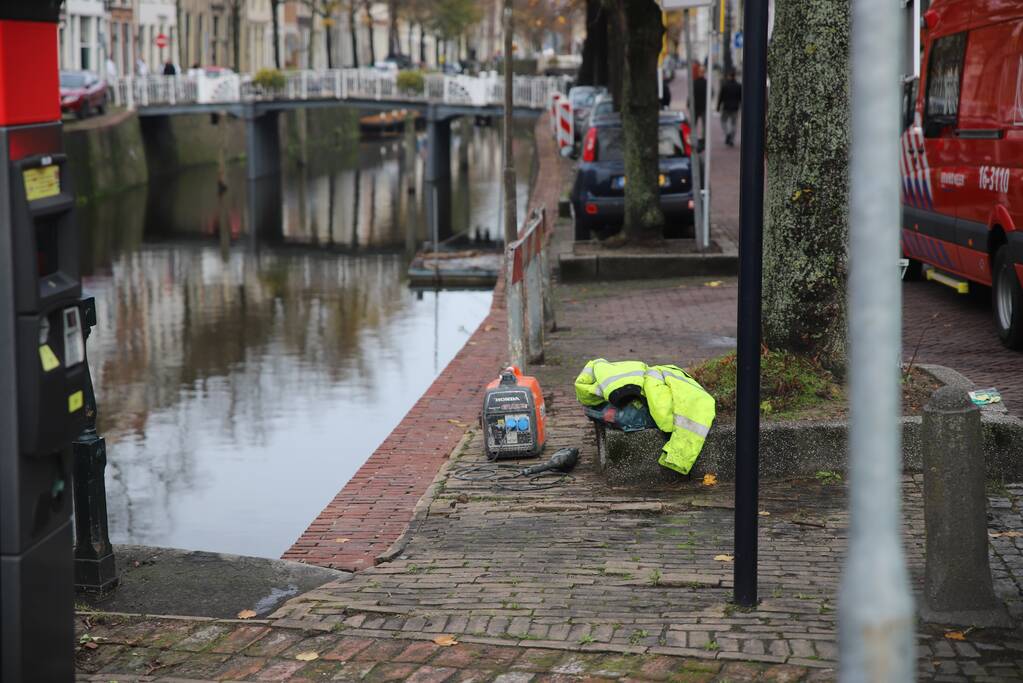 Bouwvakker valt van boot het water in