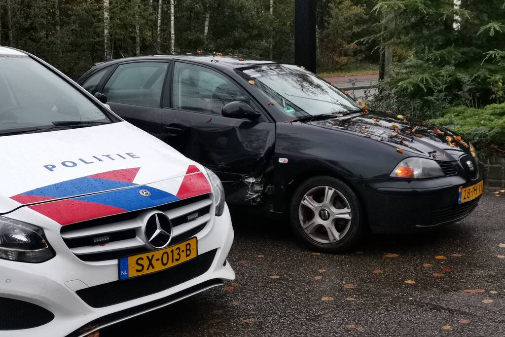 Schade na aanrijding tussen twee auto's