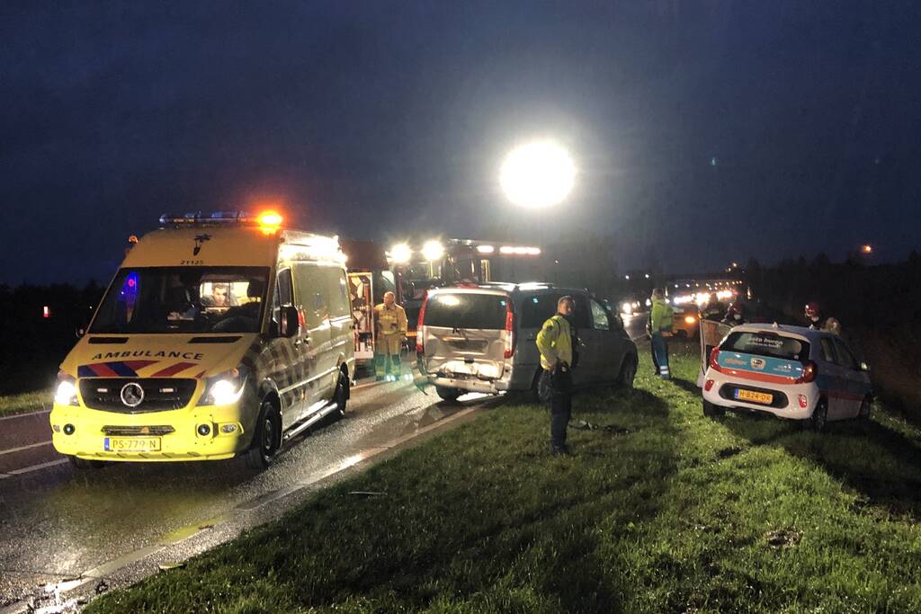 Ongeval tussen bestelbus en personenauto