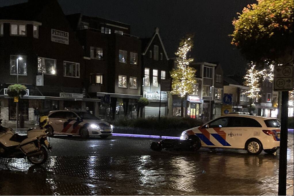 Scooterrijder gewond na botsing met politieauto in winkelgebied