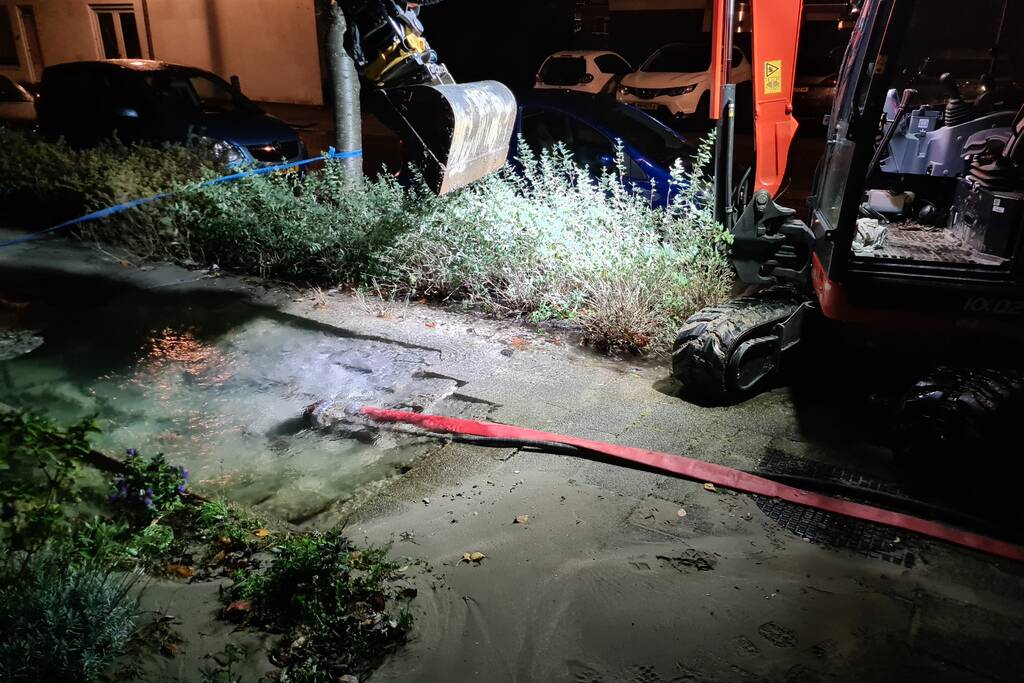 Straat onderwater door gesprongen hoofdwaterleiding