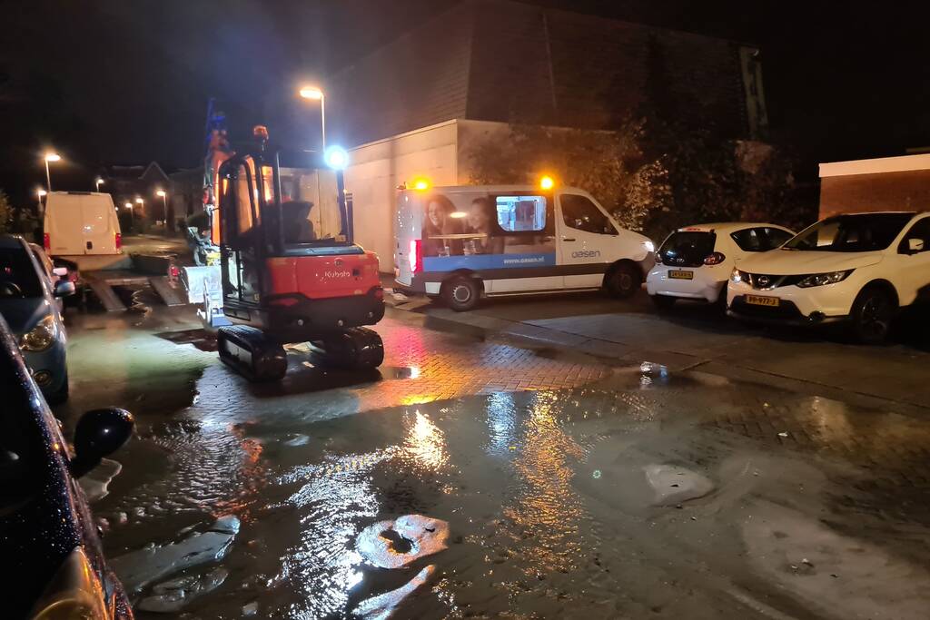 Straat onderwater door gesprongen hoofdwaterleiding