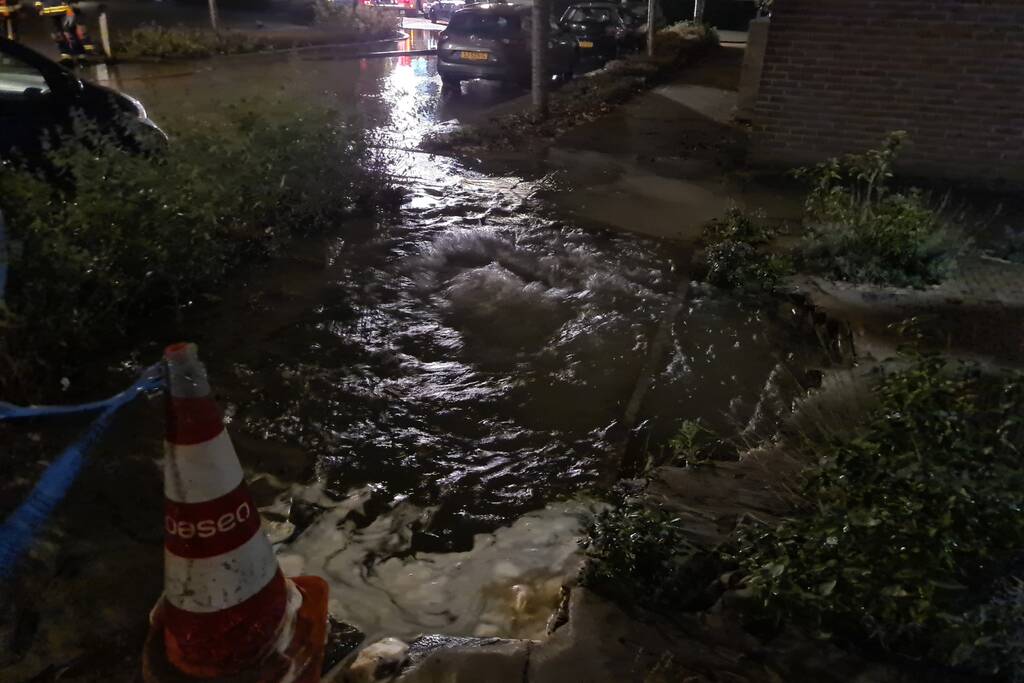 Straat onderwater door gesprongen hoofdwaterleiding