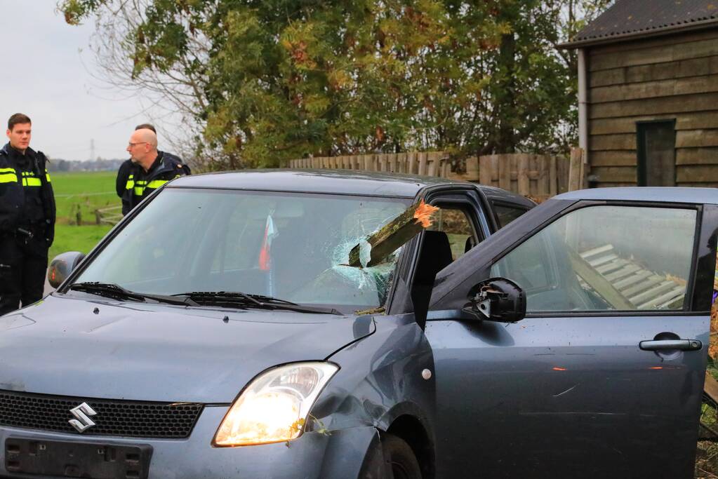 Stuk hout schiet door voorruit auto bij eenzijdig ongeval