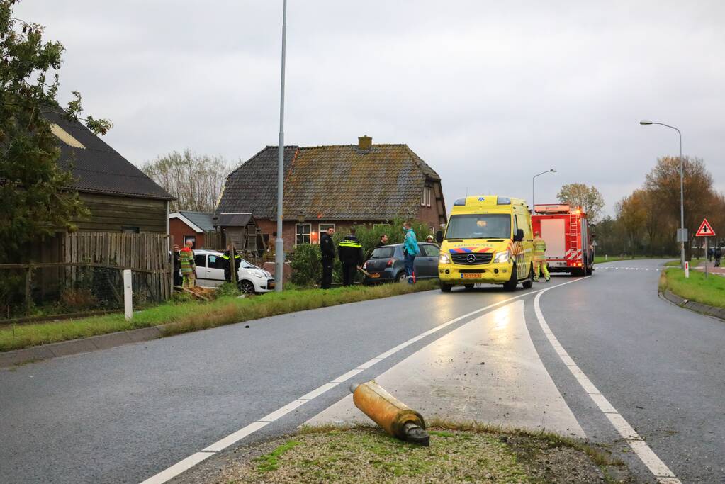 Stuk hout schiet door voorruit auto bij eenzijdig ongeval