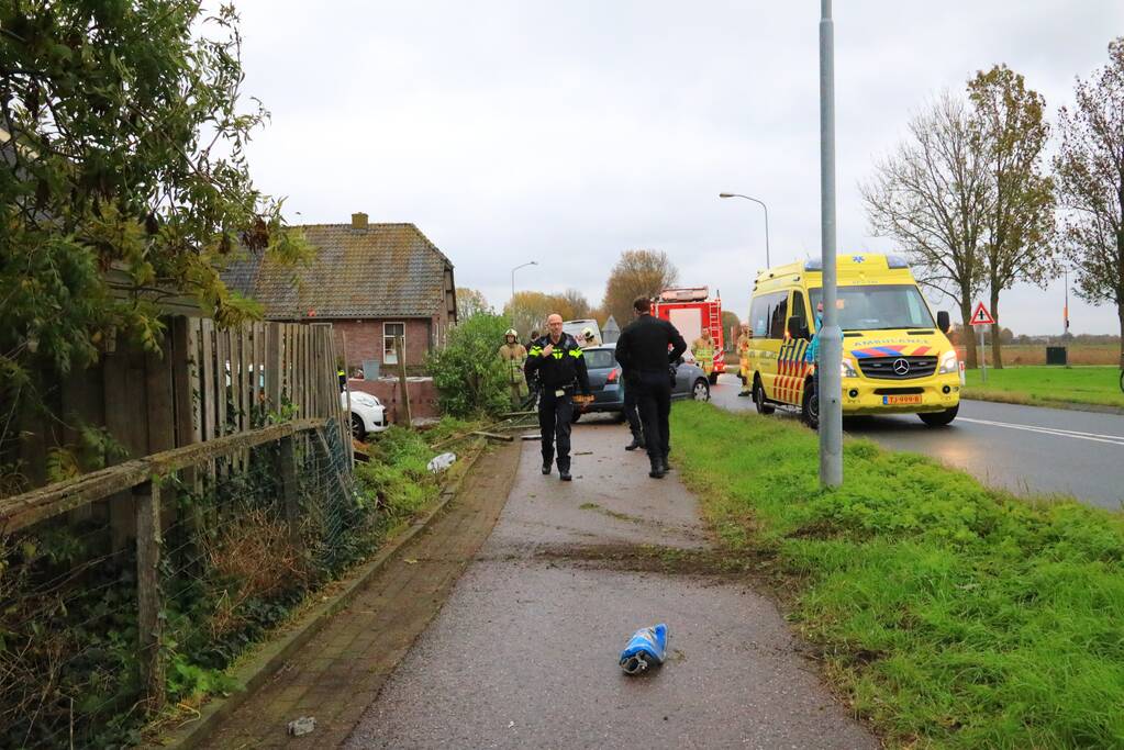 Stuk hout schiet door voorruit auto bij eenzijdig ongeval