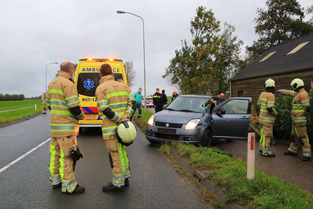 Stuk hout schiet door voorruit auto bij eenzijdig ongeval