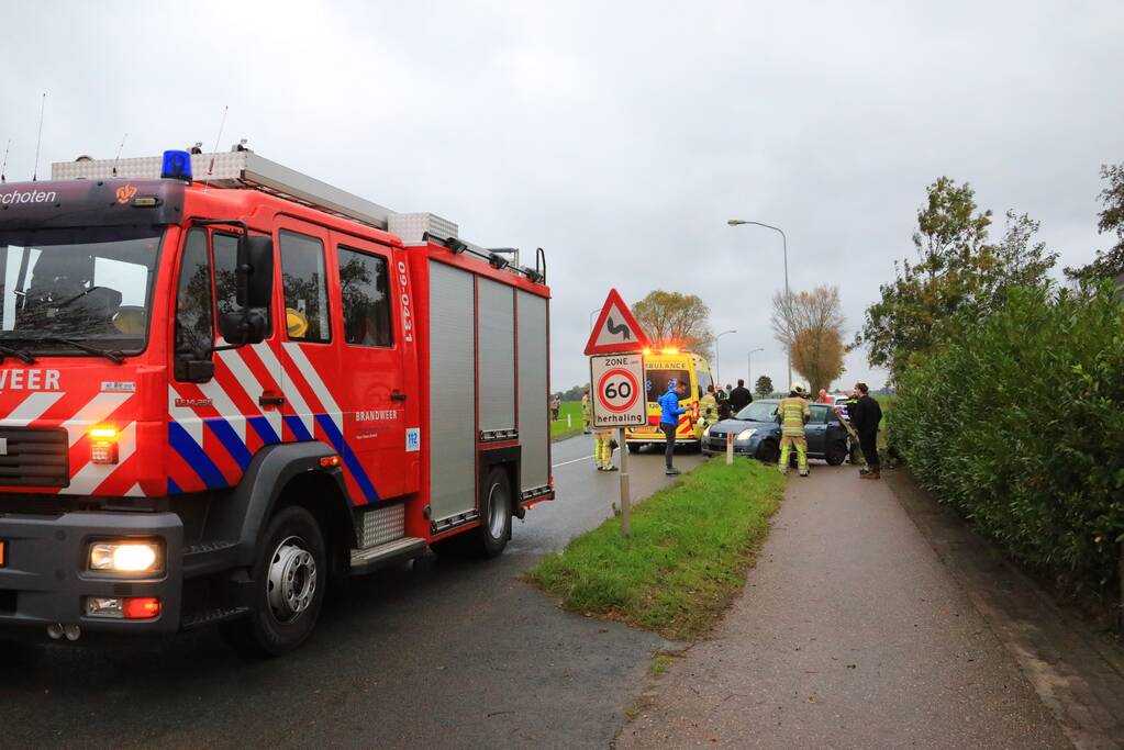 Stuk hout schiet door voorruit auto bij eenzijdig ongeval