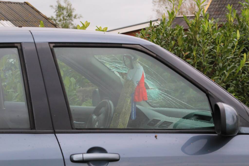 Stuk hout schiet door voorruit auto bij eenzijdig ongeval