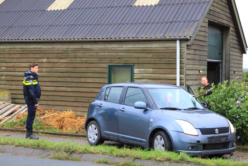 Stuk hout schiet door voorruit auto bij eenzijdig ongeval