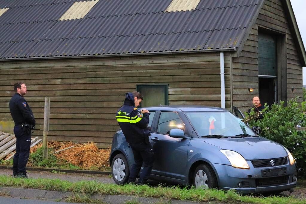 Stuk hout schiet door voorruit auto bij eenzijdig ongeval