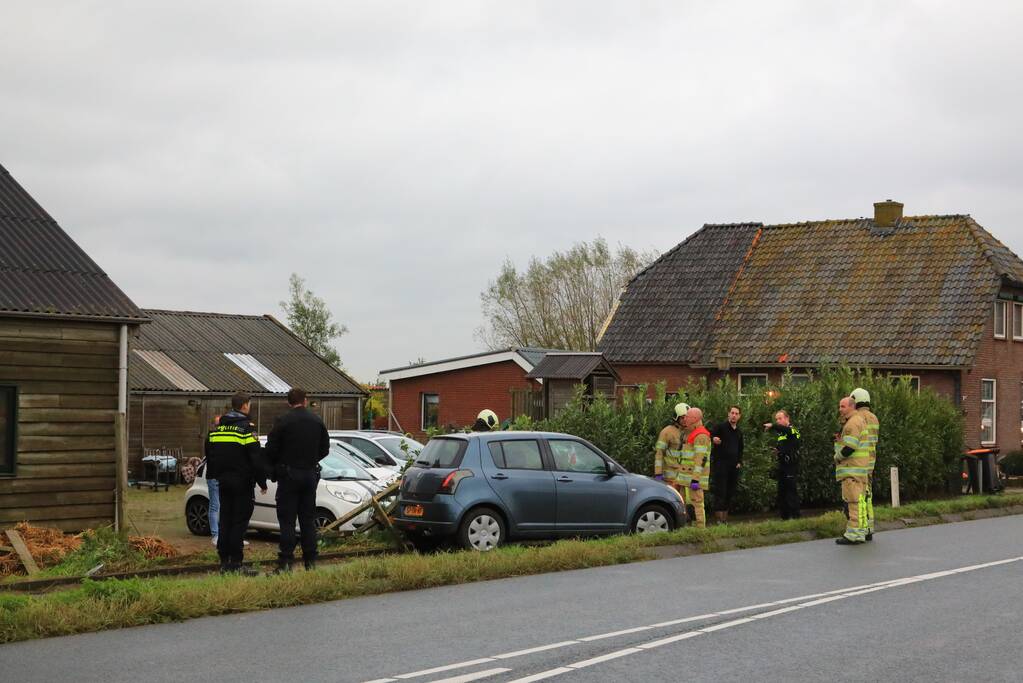 Stuk hout schiet door voorruit auto bij eenzijdig ongeval