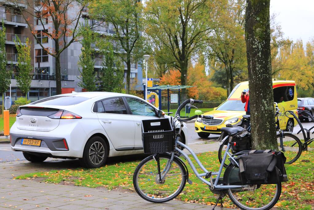 Man op fiets aangereden op rotonde