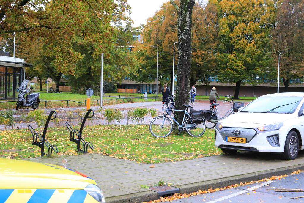 Man op fiets aangereden op rotonde