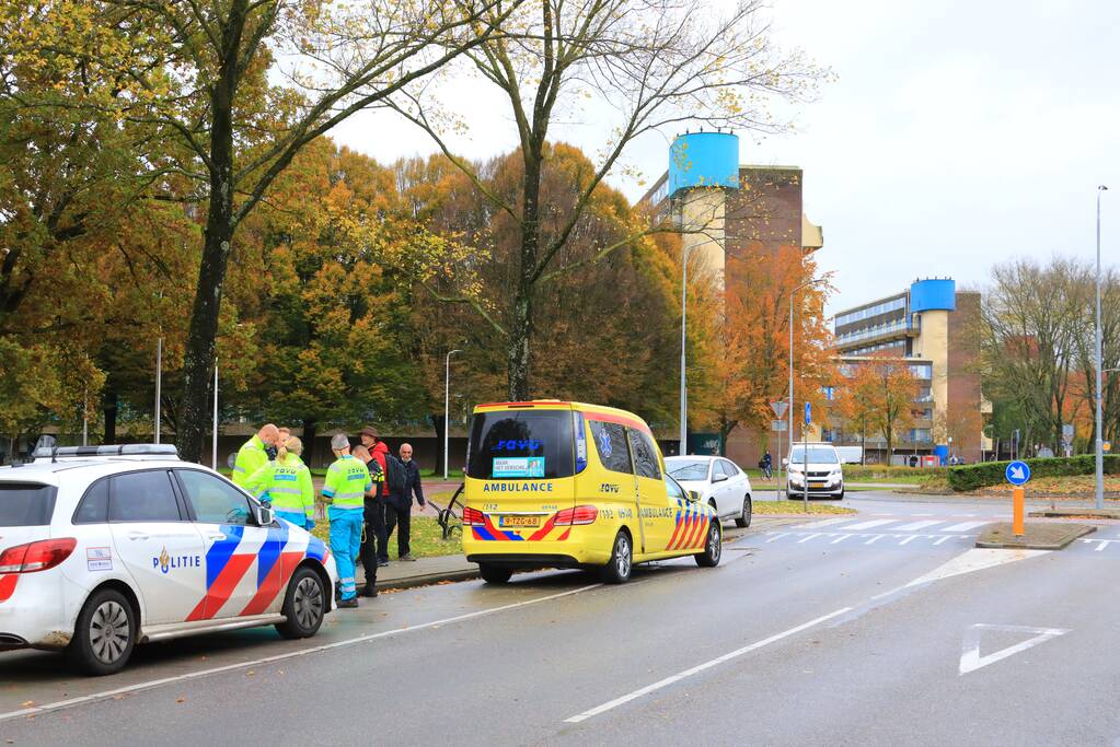 Man op fiets aangereden op rotonde