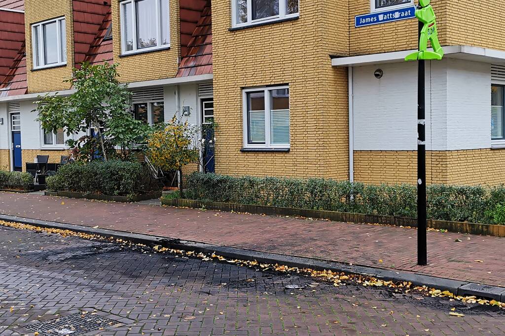 Opnieuw gaat een geparkeerde auto in vlammen op