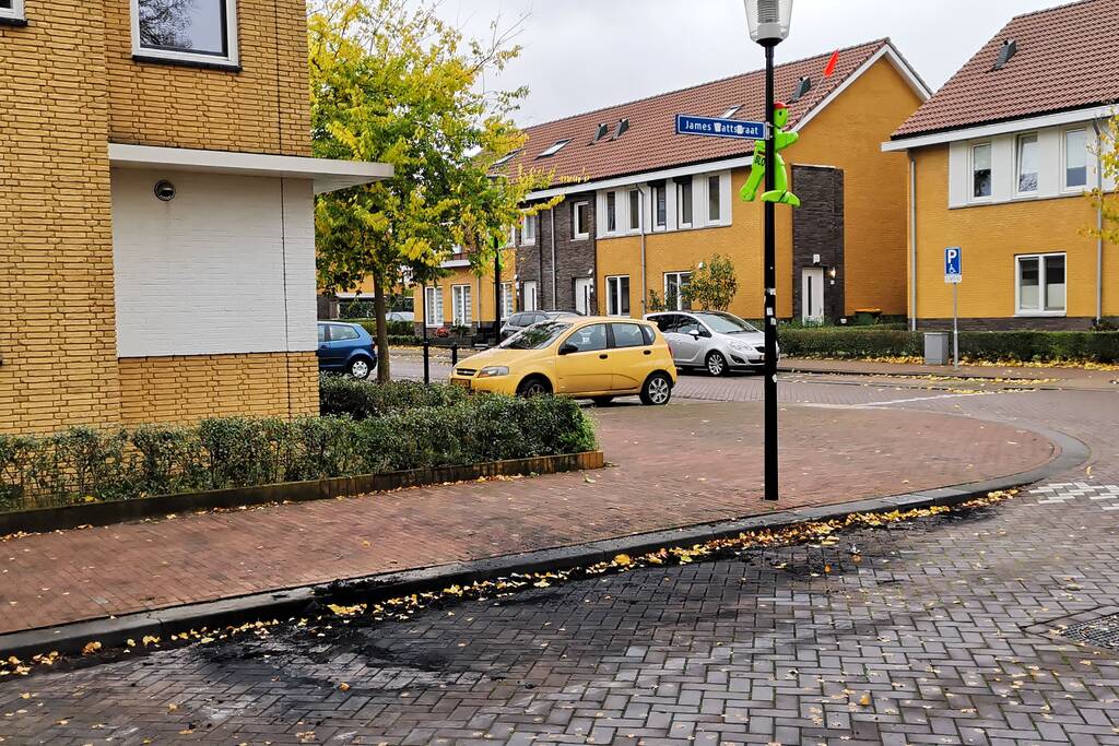 Opnieuw gaat een geparkeerde auto in vlammen op