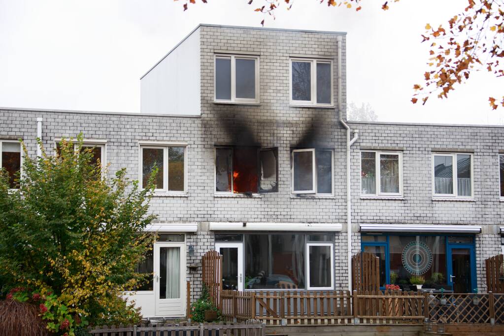 Uitslaande brand in slaapkamer woning