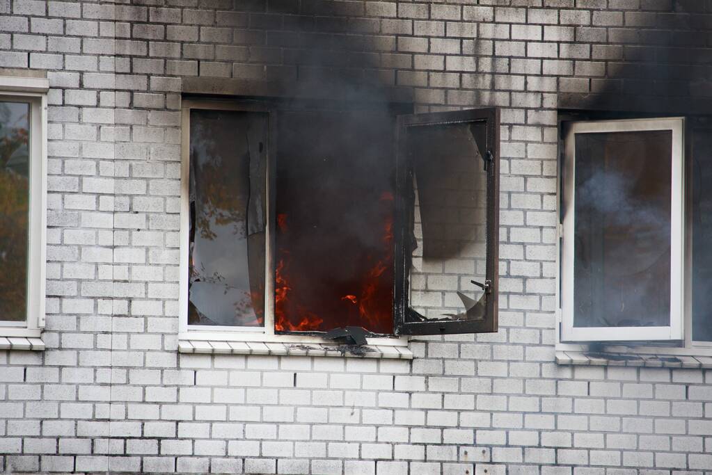 Uitslaande brand in slaapkamer woning