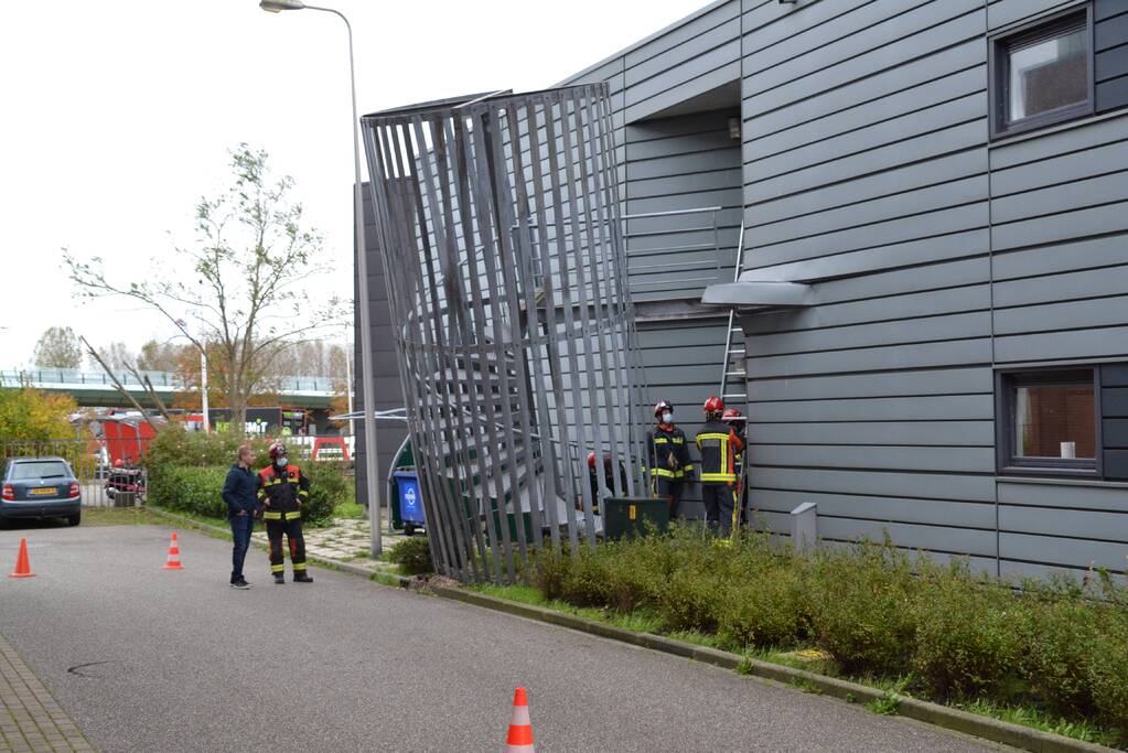 Brandtrap staat op omvallen