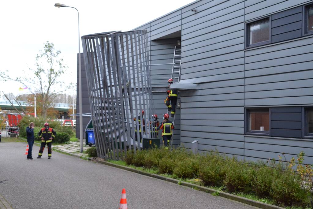 Brandtrap staat op omvallen