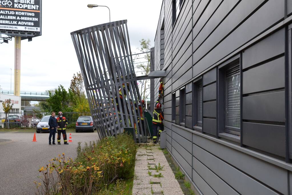 Brandtrap staat op omvallen