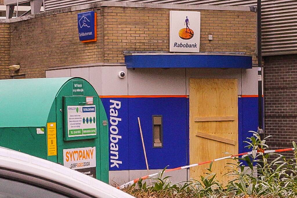 Raam Rabobank vernield met vuurwerk