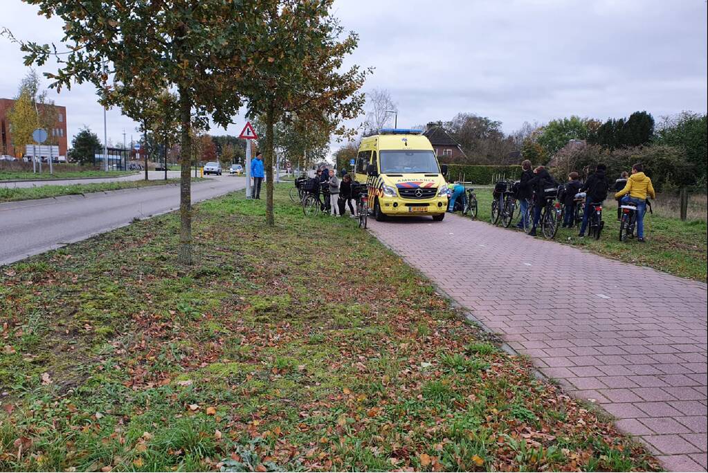 Twee fietsers botsen op fietspad tegenover ziekenhuis
