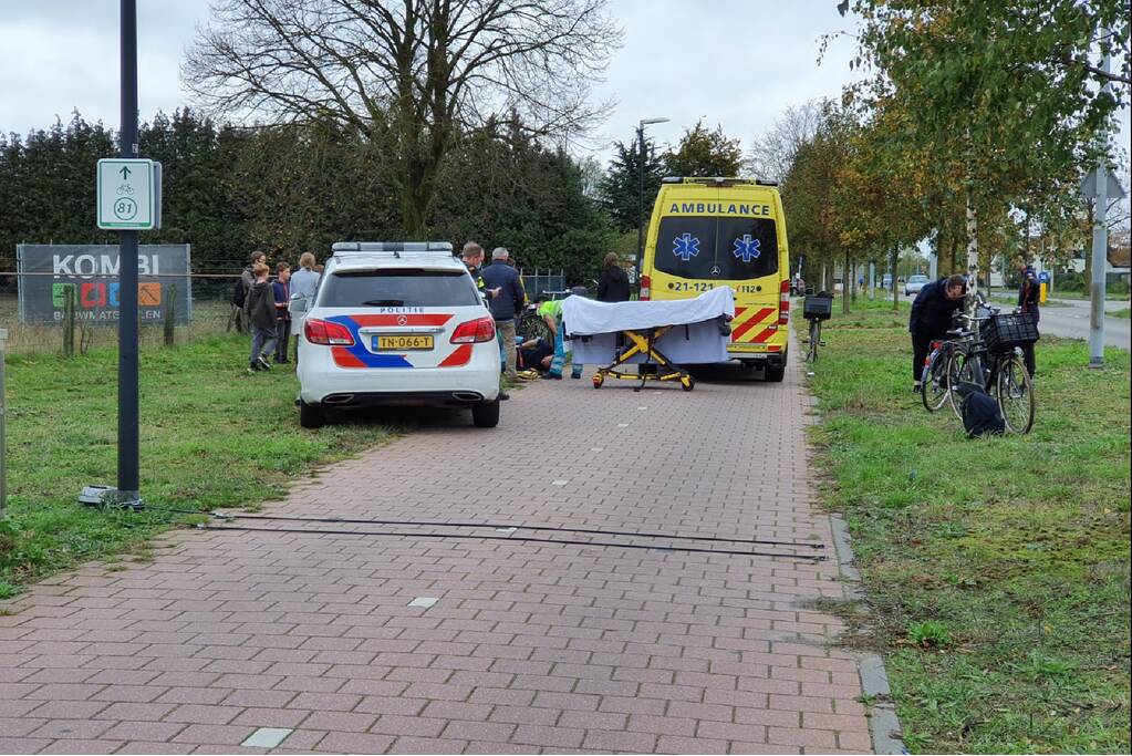 Twee fietsers botsen op fietspad tegenover ziekenhuis