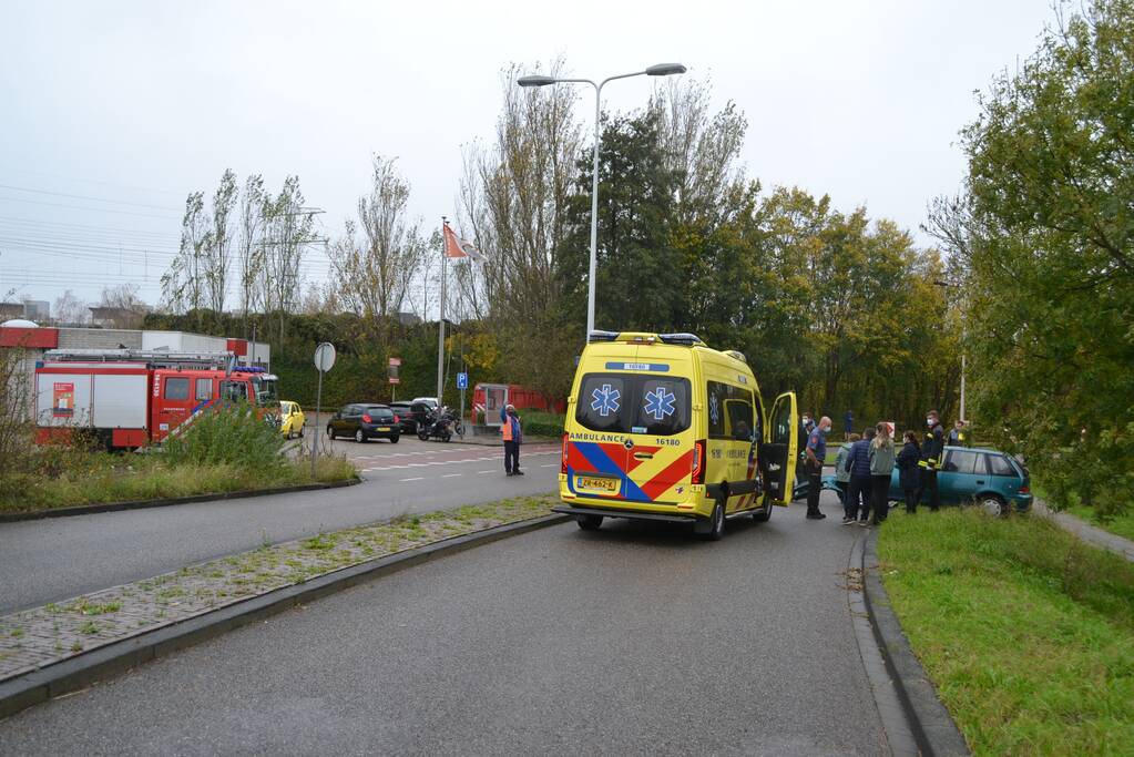 Twee personenauto's botsen voor brandweerkazerne